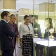 La princesse Victoria, enceinte, et le prince Daniel de Suède font une visite guidée au musée de l'or dans le centre historique de Bogota, le 23 octobre 2015