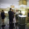 La princesse Victoria, enceinte, et le prince Daniel de Suède font une visite guidée au musée de l'or dans le centre historique de Bogota, le 23 octobre 2015