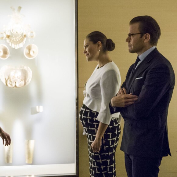 La princesse Victoria, enceinte, et le prince Daniel de Suède font une visite guidée au musée de l'or dans le centre historique de Bogota, le 23 octobre 2015