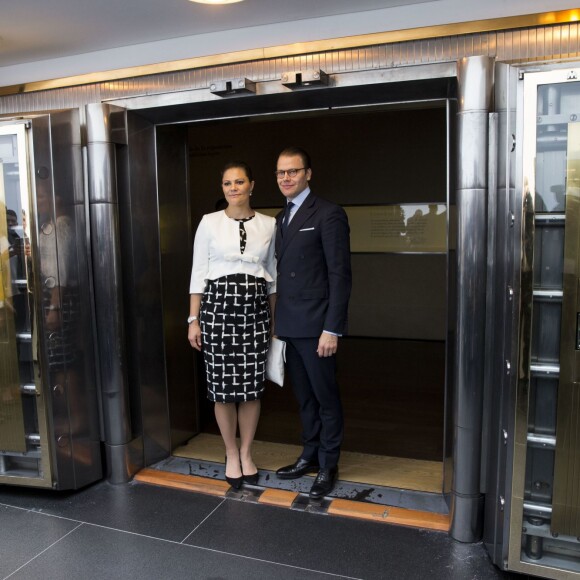 La princesse Victoria, enceinte, et le prince Daniel de Suède font une visite guidée au musée de l'or dans le centre historique de Bogota, le 23 octobre 2015