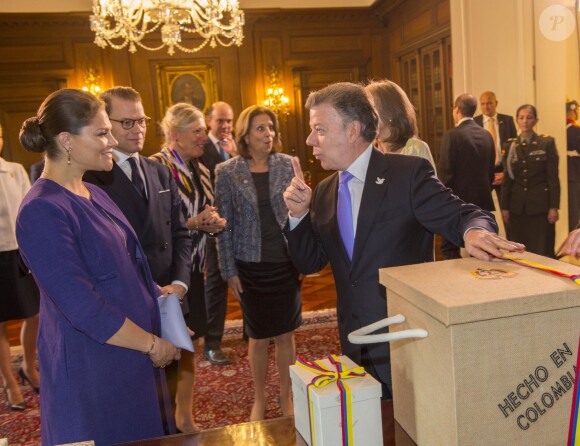 La princesse Victoria, enceinte, et le prince Daniel de Suède sont reçus par le président colombien Juan Manuel Santos et sa femme Maria en présence de la ministre des infrastructures Anna Johansson à Bogota, le 22 octobre 2015