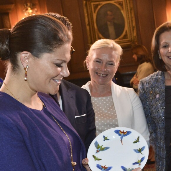 La princesse Victoria, enceinte, et le prince Daniel de Suède sont reçus par le président colombien Juan Manuel Santos et sa femme Maria en présence de la ministre des infrastructures Anna Johansson à Bogota, le 22 octobre 2015