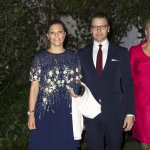 La princesse Victoria, enceinte, et le prince Daniel de Suède sont reçus par le président colombien Juan Manuel Santos et sa femme Maria en présence de la ministre des infrastructures Anna Johansson à Bogota, le 22 octobre 2015