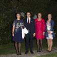 La princesse Victoria, enceinte, et le prince Daniel de Suède sont reçus par le président colombien Juan Manuel Santos et sa femme Maria en présence de la ministre des infrastructures Anna Johansson à Bogota, le 22 octobre 2015