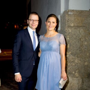 La princesse Victoria de Suède, enceinte et en robe lilas Seraphine, et le prince Daniel étaient reçus le 21 octobre 2015 par le maire de Carthagène des Indes, qui a remis à la princesse les clés de la ville.