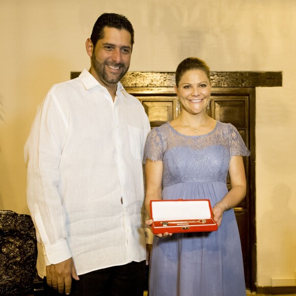 La princesse Victoria de Suède, enceinte et en robe lilas Seraphine, et le prince Daniel étaient reçus le 21 octobre 2015 par le maire de Carthagène des Indes, qui a remis à la princesse les clés de la ville.