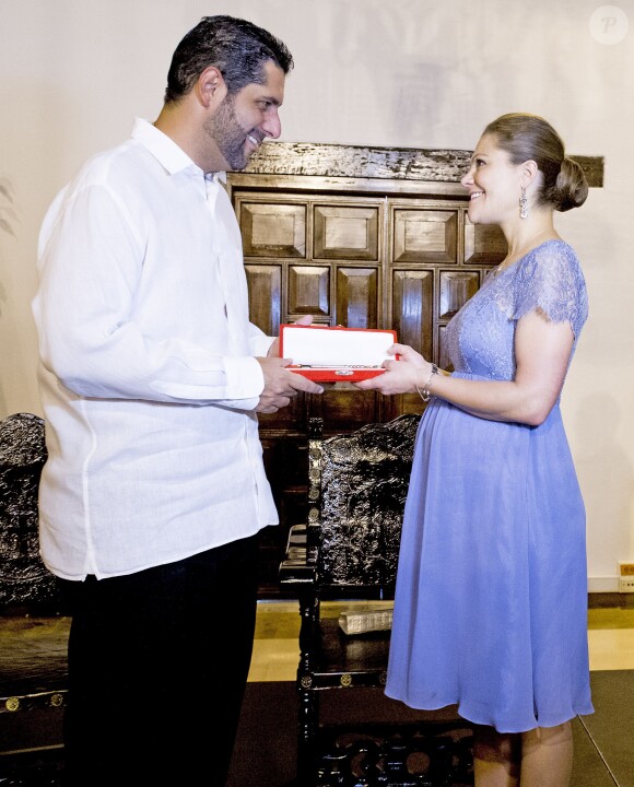 La princesse Victoria de Suède, enceinte et en robe lilas Seraphine, et le prince Daniel étaient reçus le 21 octobre 2015 par le maire de Carthagène des Indes, qui a remis à la princesse les clés de la ville.