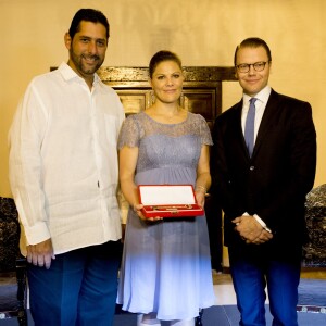 La princesse Victoria de Suède, enceinte et en robe lilas Seraphine, et le prince Daniel étaient reçus le 21 octobre 2015 par le maire de Carthagène des Indes, qui a remis à la princesse les clés de la ville.