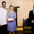 La princesse Victoria de Suède, enceinte et en robe lilas Seraphine, et le prince Daniel étaient reçus le 21 octobre 2015 par le maire de Carthagène des Indes, qui a remis à la princesse les clés de la ville.