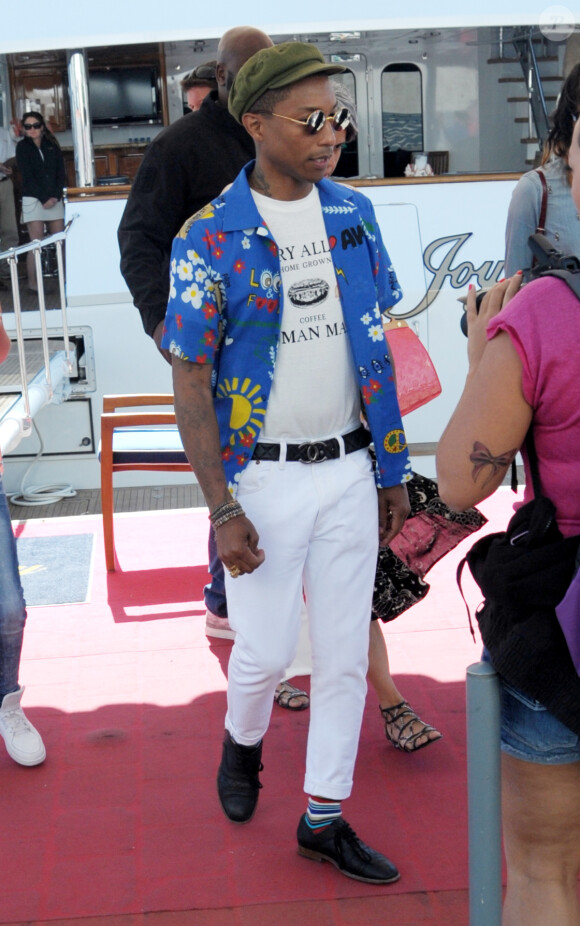 Pharell Williams quitte un bateau à Cannes pendant le 68ème Festival du film le 22 mai 2015.