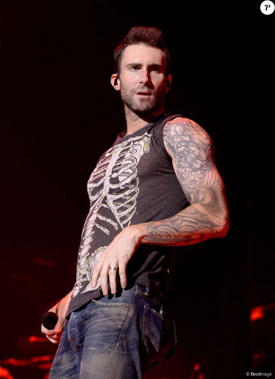 Adam Levine et Maroon 5 en concert à Madrid au Barclaycard Center le 15 ...