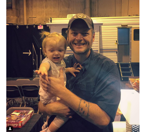 Blake Shelton et Summer Rain, la fille de Christina Aguilera / photo postée sur Instagram.