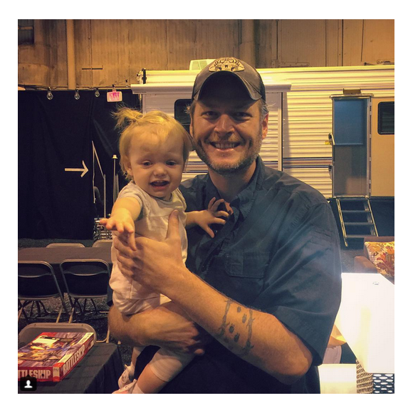 Blake Shelton et Summer Rain, la fille de Christina Aguilera / photo postée sur Instagram.