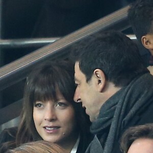 Patrick Bruel et sa compagne Caroline Nielsen au Parc des Princes le 21 octobre 2015 pour le match de Ligue des Champions PSG - Real Madrid. © Cyril Moreau / Bestimage