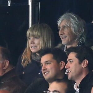 Louis Bertignac et sa compagne Laeticia au Parc des Princes le 21 octobre 2015 pour le match de Ligue des Champions PSG - Real Madrid. © Cyril Moreau / Bestimage