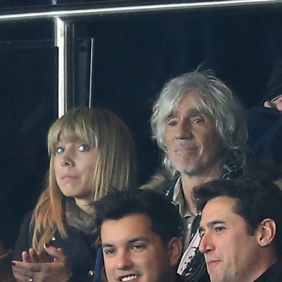 Louis Bertignac et sa compagne Laeticia au Parc des Princes le 21 octobre 2015 pour le match de Ligue des Champions PSG - Real Madrid. © Cyril Moreau / Bestimage