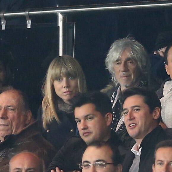 Louis Bertignac et sa compagne Laeticia au Parc des Princes le 21 octobre 2015 pour le match de Ligue des Champions PSG - Real Madrid. © Cyril Moreau / Bestimage