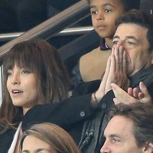 Patrick Bruel et sa compagne Caroline Nielsen au Parc des Princes le 21 octobre 2015 pour le match de Ligue des Champions PSG - Real Madrid. © Cyril Moreau / Bestimage