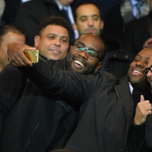 Teddy Riner et Pascal Obispo posent pour un selfie devant Ronaldo au Parc des Princes le 21 octobre 2015 pour le match de Ligue des Champions PSG - Real Madrid.