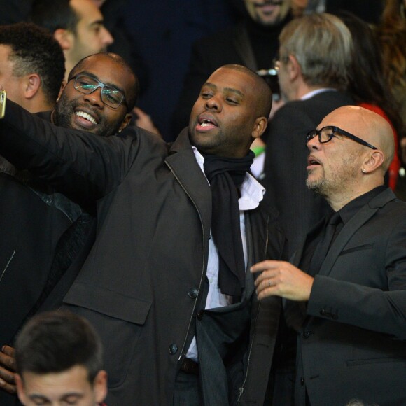 Teddy Riner et Pascal Obispo posent pour un selfie au Parc des Princes le 21 octobre 2015 pour le match de Ligue des Champions PSG - Real Madrid.