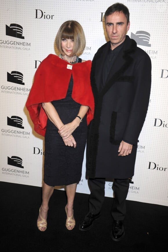 Anna Wintour (habillée en Dior) et Raf Simons lors du "Guggenheim International Gala Dinner" à New York, le 6 novembre 2014.