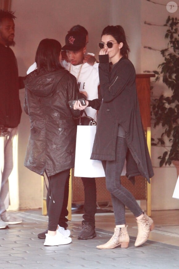 Kendall, Kylie Jenner et Tyga surpris à l'entrée de l'hôtel Sunset Tower. Los Angeles, le 22 octobre 2015.
