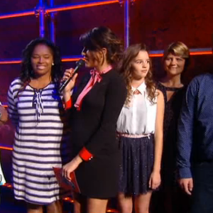 Karine Ferri, enceinte et radieuse, lors de la finale de la saison 2 de The Voice Kids, vendredi 23 octobre sur TF1.