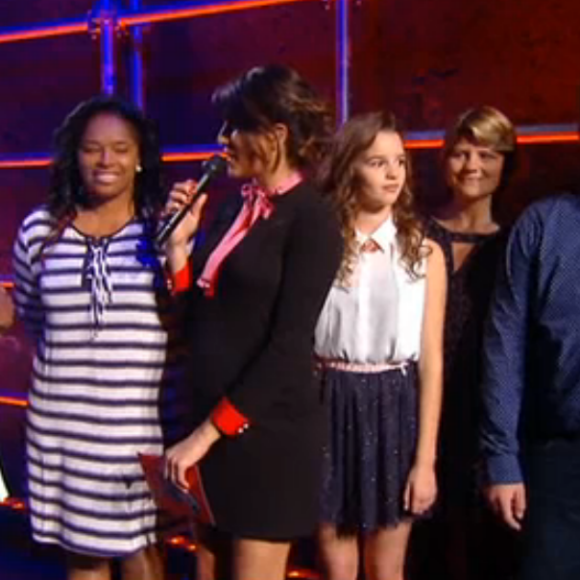 Karine Ferri, enceinte et radieuse, lors de la finale de la saison 2 de The Voice Kids, vendredi 23 octobre sur TF1.
