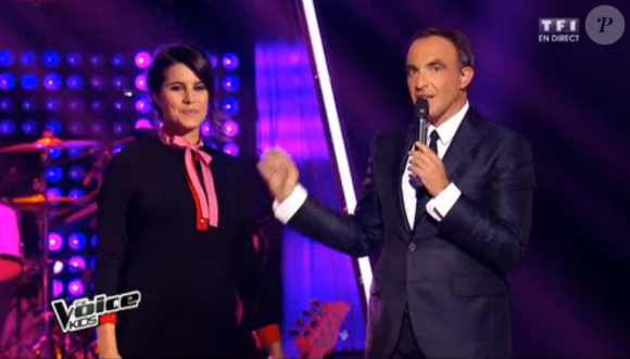 Karine Ferri, enceinte et radieuse auprès de Nikos Aliagas lors de la finale de The Voice Kids 2, vendredi 23 octobre sur TF1.