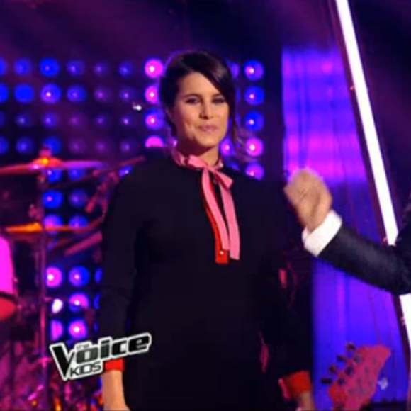 Karine Ferri, enceinte et radieuse auprès de Nikos Aliagas lors de la finale de The Voice Kids 2, vendredi 23 octobre sur TF1.