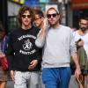 Zachary Quinto et son compagnon Miles McMillan promènent leurs chiens dans les rues de New York, le 27 septembre 2015