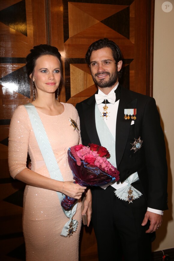 Le prince Carl Philip et la princesse Sofia de Suède, enceinte de leur premier enfant, assistaient le 23 octobre 2015 au gala annuel de l'Académie royale suédoise des sciences de l'ingénieur, à la Maison des concerts de Stockholm. La première sortie de la princesse, vêtue d'une robe bien près du corps, depuis l'annonce de sa grossesse.