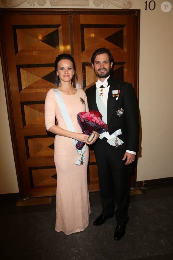 Le prince Carl Philip et la princesse Sofia de Suède, enceinte de leur premier enfant, assistaient le 23 octobre 2015 au gala annuel de l'Académie royale suédoise des sciences de l'ingénieur, à la Maison des concerts de Stockholm. La première sortie de la princesse, vêtue d'une robe bien près du corps, depuis l'annonce de sa grossesse.