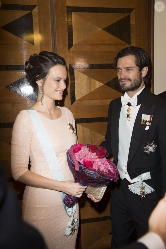 Le prince Carl Philip et la princesse Sofia de Suède, enceinte de leur premier enfant, assistaient le 23 octobre 2015 au gala annuel de l'Académie royale suédoise des sciences de l'ingénieur, à la Maison des concerts de Stockholm. La première sortie de la princesse, vêtue d'une robe bien près du corps, depuis l'annonce de sa grossesse.