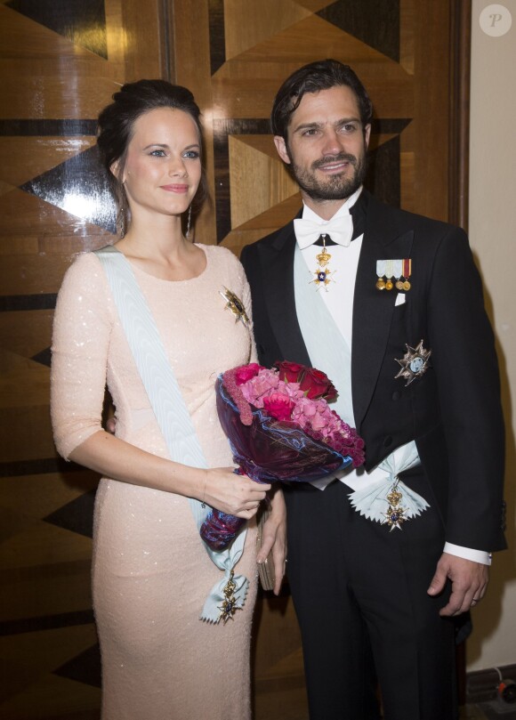 Le prince Carl Philip et la princesse Sofia de Suède, enceinte de leur premier enfant, assistaient le 23 octobre 2015 au gala annuel de l'Académie royale suédoise des sciences de l'ingénieur, à la Maison des concerts de Stockholm. La première sortie de la princesse, vêtue d'une robe bien près du corps, depuis l'annonce de sa grossesse.