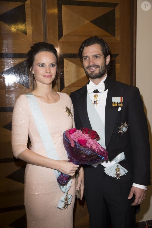 Le prince Carl Philip et la princesse Sofia de Suède, enceinte de leur premier enfant, assistaient le 23 octobre 2015 au gala annuel de l'Académie royale suédoise des sciences de l'ingénieur, à la Maison des concerts de Stockholm. La première sortie de la princesse, vêtue d'une robe bien près du corps, depuis l'annonce de sa grossesse.