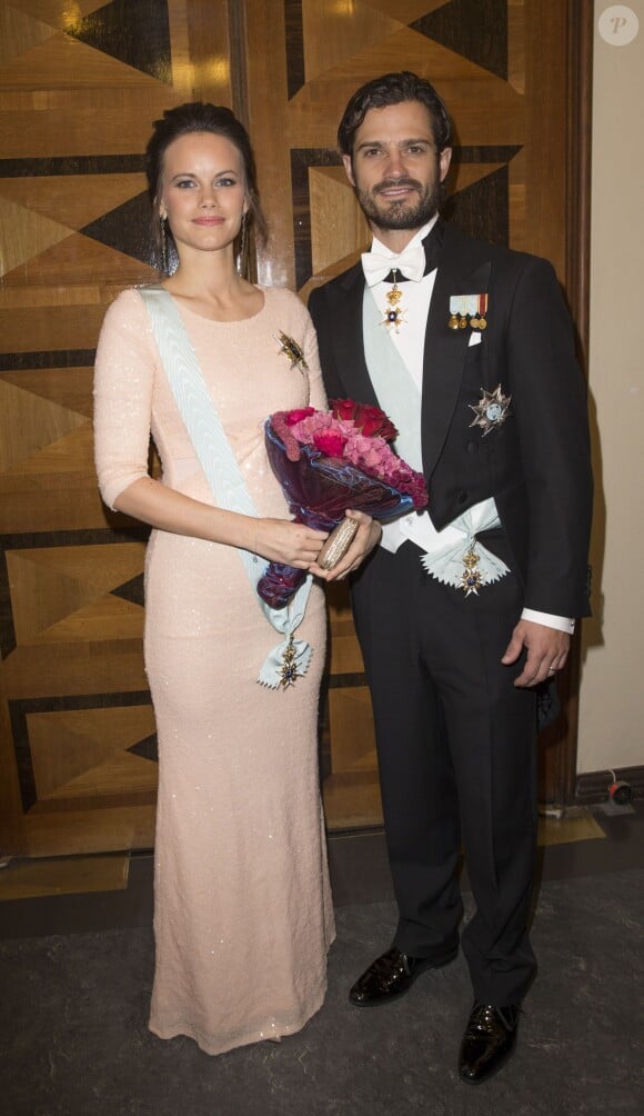 Le prince Carl Philip et la princesse Sofia de Suède, enceinte de leur premier enfant, assistaient le 23 octobre 2015 au gala annuel de l'Académie royale suédoise des sciences de l'ingénieur, à la Maison des concerts de Stockholm. La première sortie de la princesse, vêtue d'une robe bien près du corps, depuis l'annonce de sa grossesse.