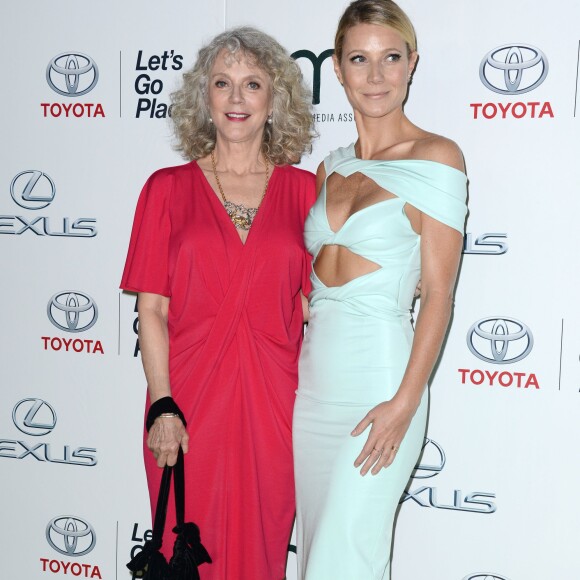 Blythe Danner et Gwyneth Paltrow lors de la 25e soirée des EMA Awards aux Warner Bros. Studios à Burbank, Los Angeles, le 24 octobre 2015.