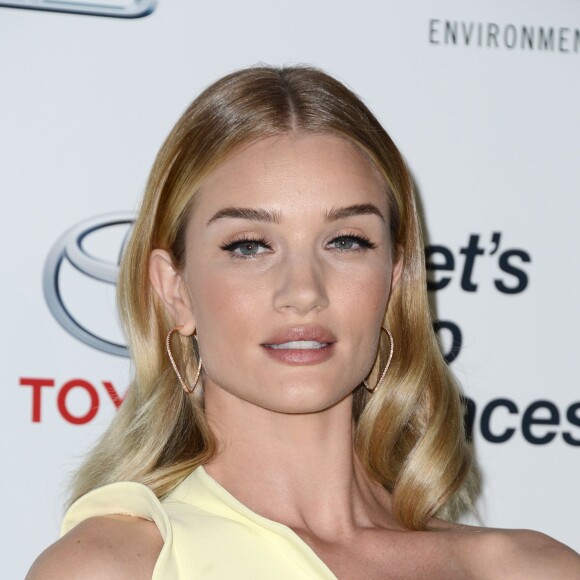 Rosie Huntington-Whiteley lors de la 25e soirée des EMA Awards aux Warner Bros. Studios à Burbank, Los Angeles, le 24 octobre 2015.