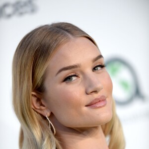 Rosie Huntington-Whiteley lors de la 25e soirée des EMA Awards aux Warner Bros. Studios à Burbank, Los Angeles, le 24 octobre 2015.