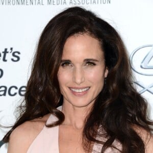 Andie MacDowell lors de la 25e soirée des EMA Awards aux Warner Bros. Studios à Burbank, Los Angeles, le 24 octobre 2015.