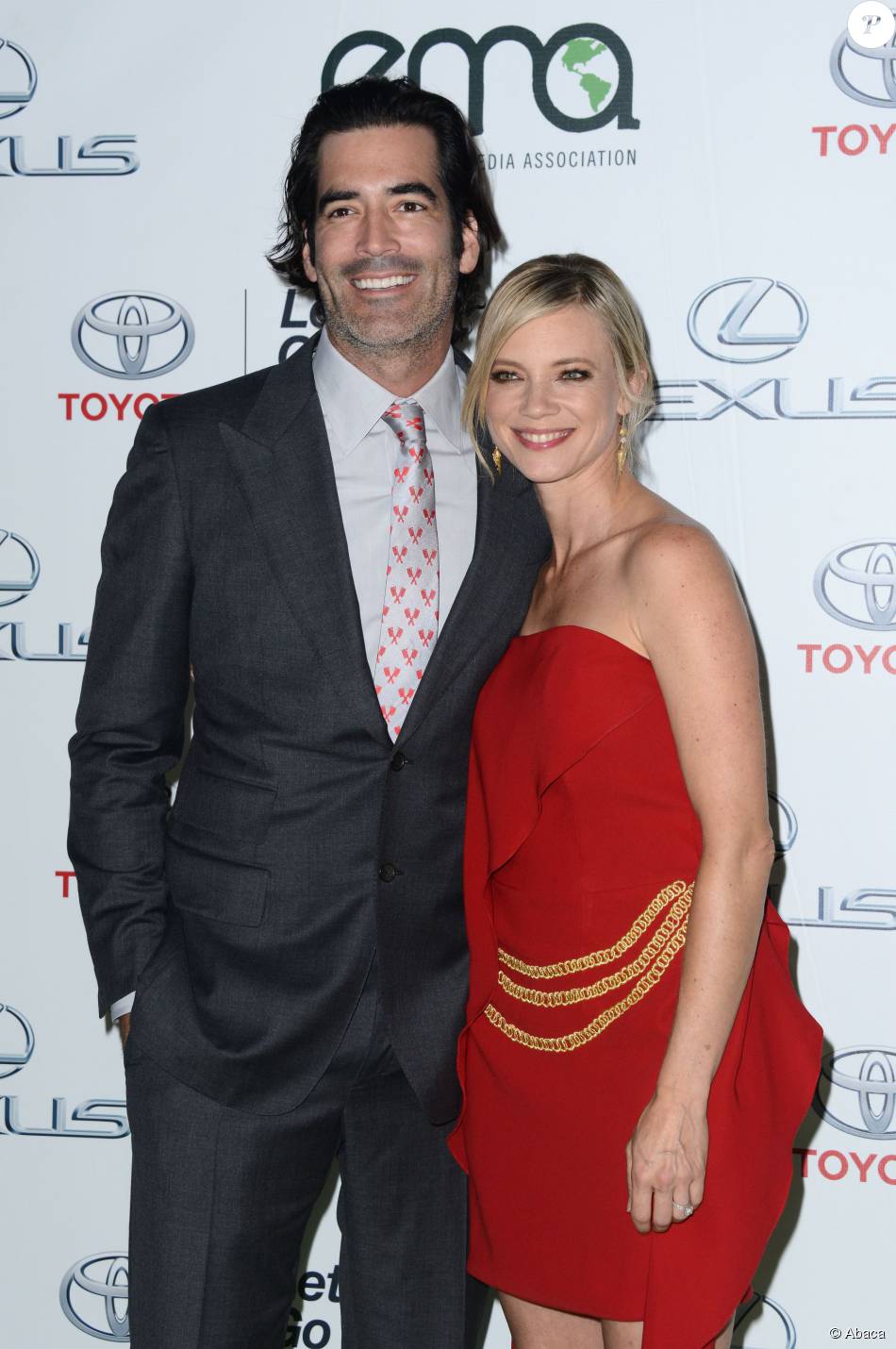 Cater Oosterhouse et Amy Smart lors de la 25e soirée des EMA Awards aux