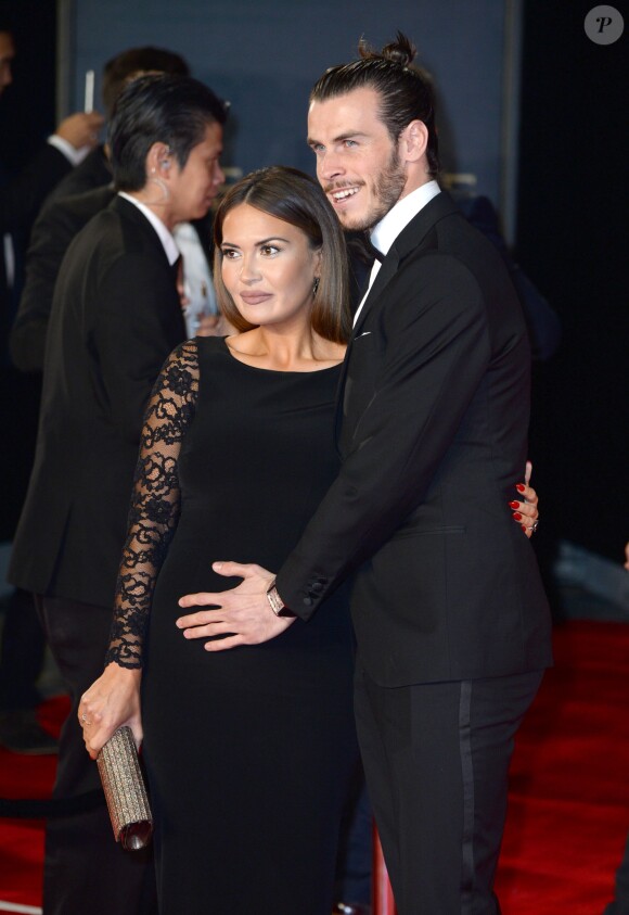 Gareth Bale et sa compagne de longue date, Emma Rhys-Jones, enceinte - Première mondiale du nouveau James Bond "Spectre" au Royal Albert Hall à Londres le 26 octobre 2015.