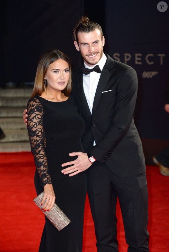 Gareth Bale et sa compagne de longue date, Emma Rhys-Jones, enceinte - Première mondiale du nouveau James Bond "Spectre" au Royal Albert Hall à Londres le 26 octobre 2015.