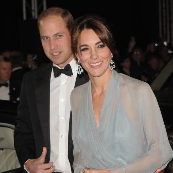 Kate Middleton, duchesse de Cambridge, somptueuse dans une robe Jenny Packham bleu pâle jouant la transparence, assistait le 26 octobre 2015 avec le prince William et le prince Harry à l'avant-première de Spectre, le nouveau James Bond, en présence de l'équipe du film, notamment Daniel Craig, Léa Seydoux et Monica Bellucci.