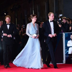 Kate Middleton, somptueuse dans une robe Jenny Packham bleu pâle jouant la transparence, assistait le 26 octobre 2015 avec le prince William et le prince Harry à l'avant-première de Spectre, le nouveau James Bond, en présence de l'équipe du film, notamment Daniel Craig, Léa Seydoux et Monica Bellucci.