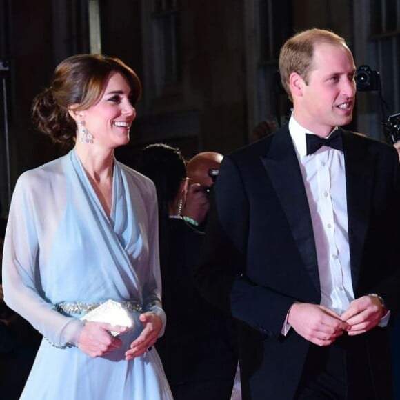 Kate Middleton, somptueuse dans une robe Jenny Packham bleu pâle jouant la transparence, assistait le 26 octobre 2015 avec le prince William et le prince Harry à l'avant-première de Spectre, le nouveau James Bond, en présence de l'équipe du film, notamment Daniel Craig, Léa Seydoux et Monica Bellucci.