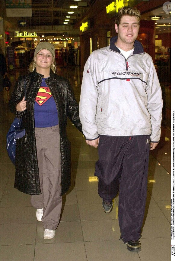 Kerry Katona et son ex-mari Bryan McFadden à l'aéroport de Londres, le 8 janvier 2002