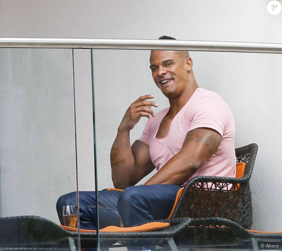  Le  mari  de Kerry Katona George Kay  boit du champagne au 