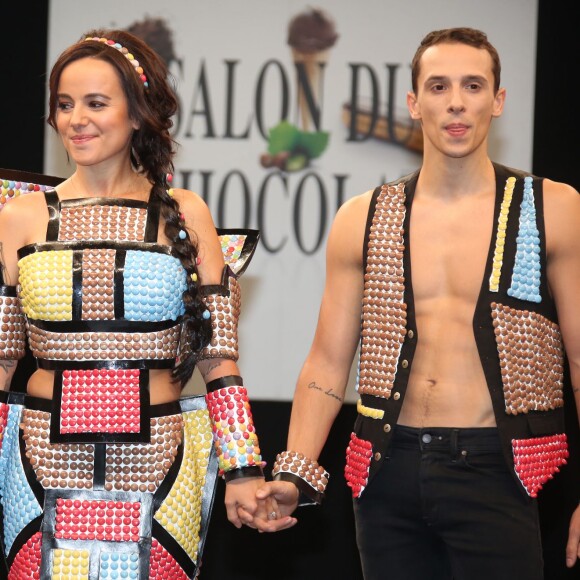 Alizée et son compagnon Grégoire Lyonnet - Défilé du 21ème salon du chocolat à la porte de Versailles à Paris le 27 octobre 2015. Denis Guignebourg / Bestimage